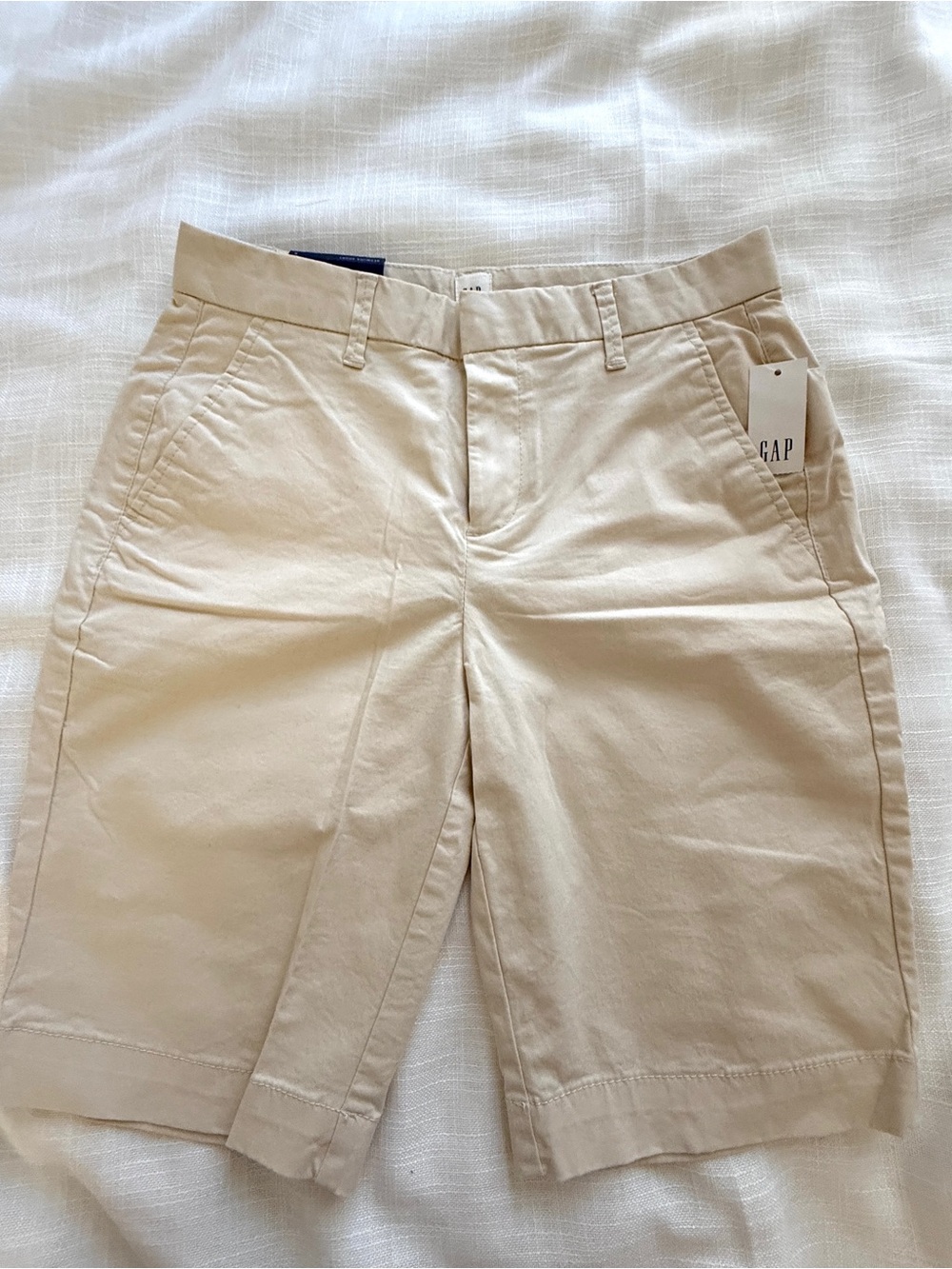 NWT GAP women mid rise 10” inseam Bermuda shorts, size 0, Beige